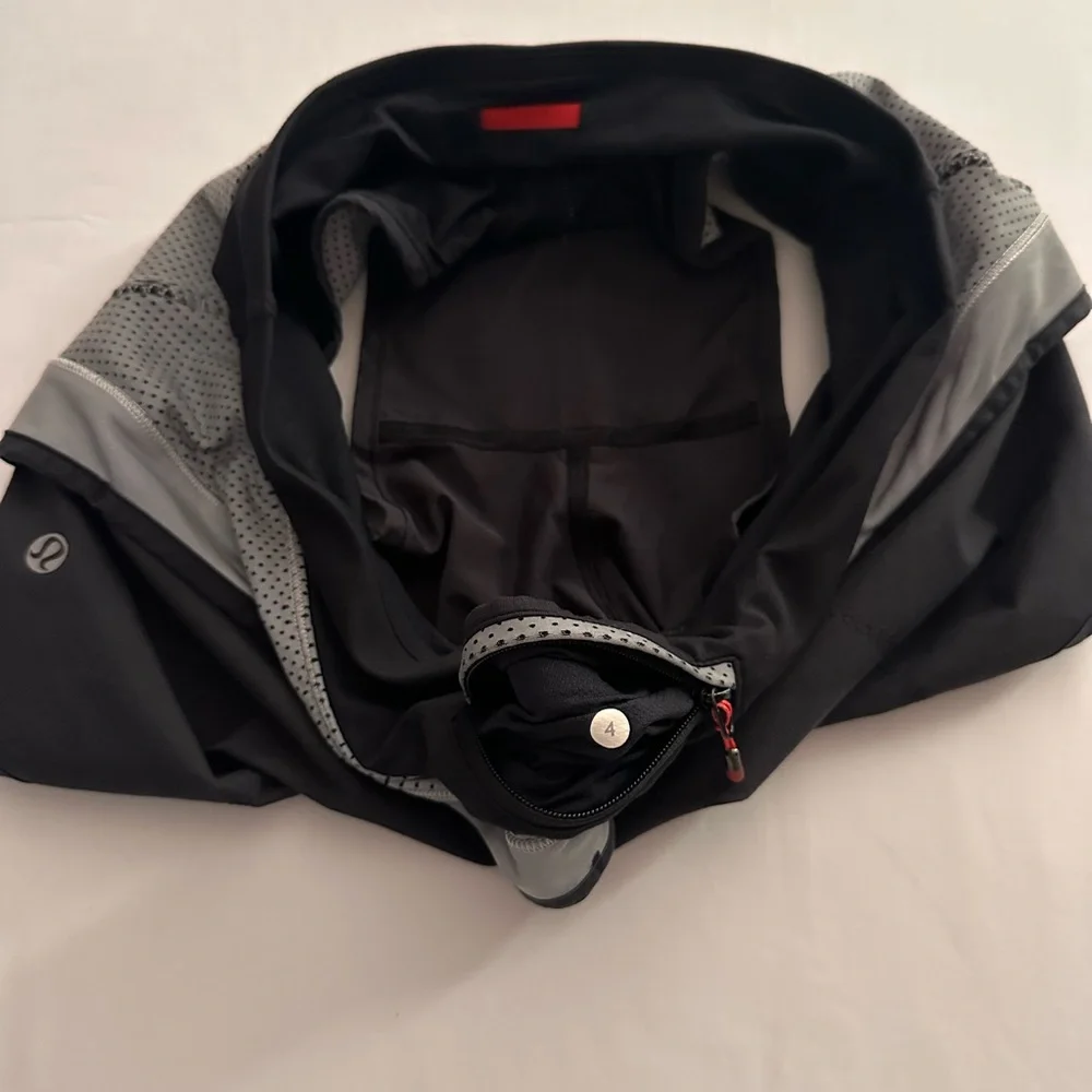 Special Edition Lululemon Run: Speed Short *Reflective, 2.5”2-Way Stretch Size 4 - Picture 10 of 12